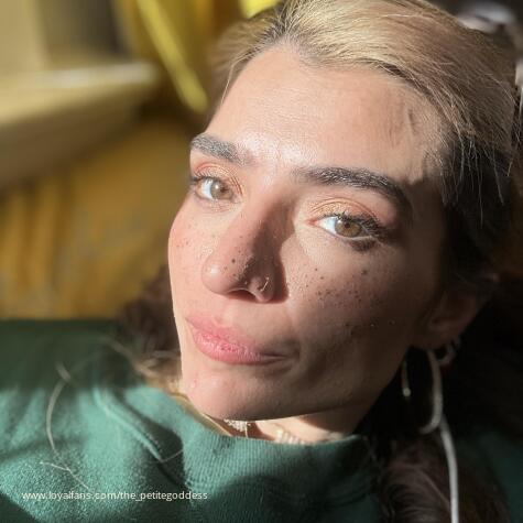 should I go live while I get ready for the day? - The Petite Goddess