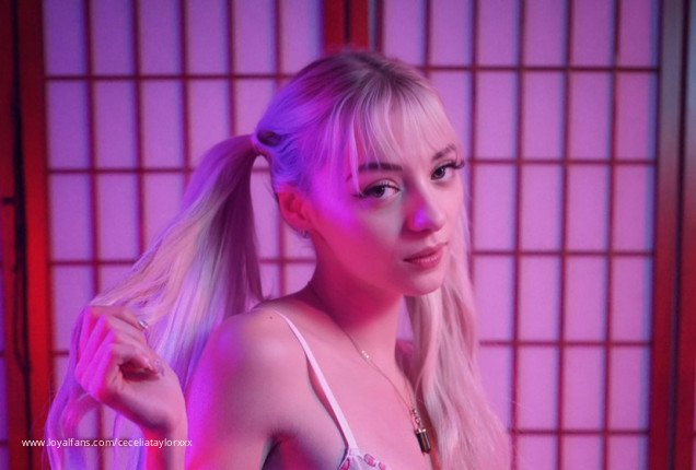 Petite girl peeing in bathtub - Cecelia Taylor Official Profile | www