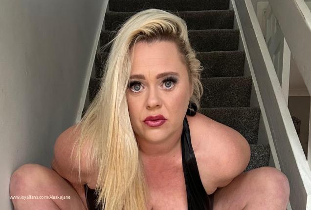 Alaskajane feet worship Findom goddess