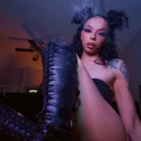 Goddessrosered avatar