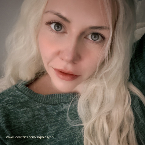 "Goddess Synn deserves to be worshipped." - say it! - Goddess Sophia