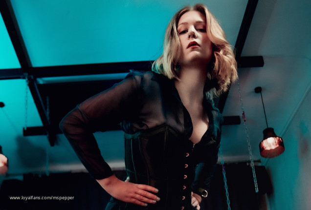 5 Dommes 1 Subgirl - Lesbian Strapon Gangbang - Part 1 - MsPepper
