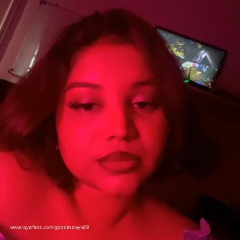 Come clean my feet loser. It’s covered in sand - Goddesss Layla