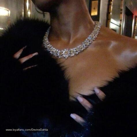 Devine Dahlia avatar