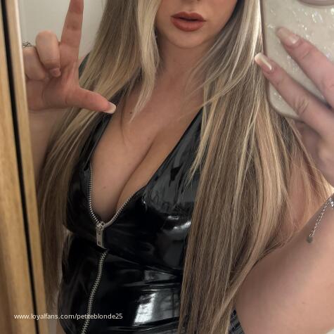 PetiteBlonde25 avatar