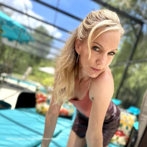 Bella Bare The Petite Professor XXX avatar