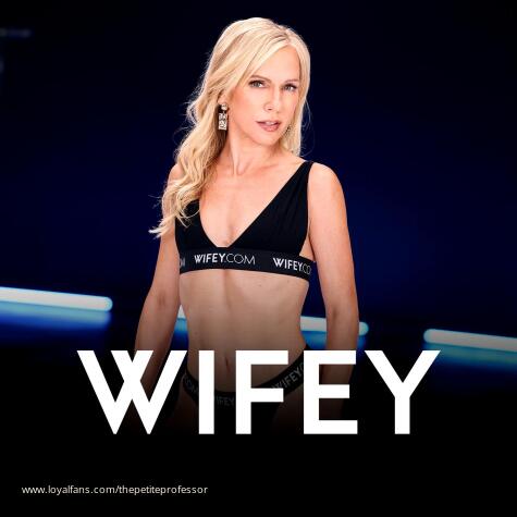 Bella Bare The Petite Professor XXX avatar