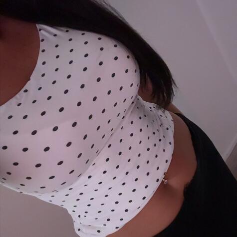 Faceless Brunette avatar