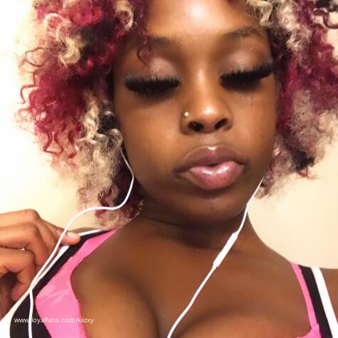 kiizxy ebony findom avatar