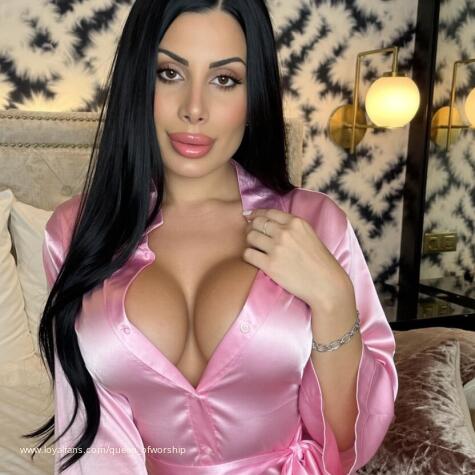 Golden Goddess 1 avatar