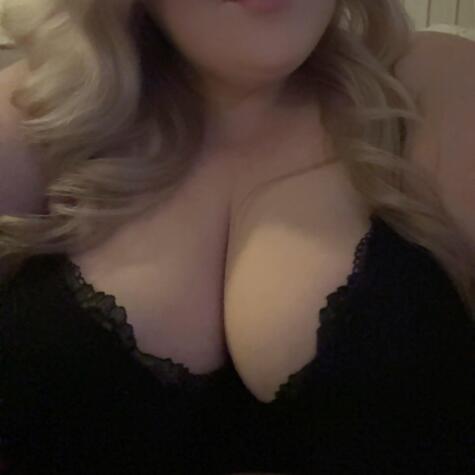 CurvyBlondeQueen avatar