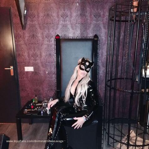 Dominatrix Lola savage avatar