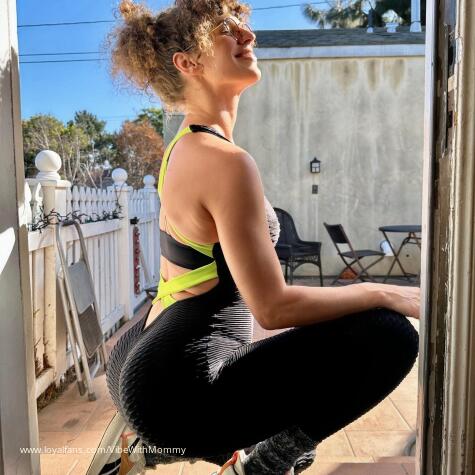 VibeWithMommy avatar