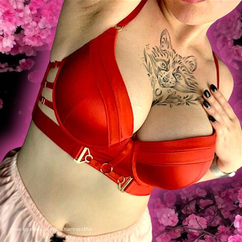 EnchantressMia avatar