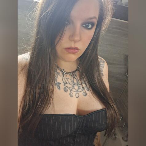 Gothiccbxby gothgf BBW PAWG Mommy Curvy Tattoos Piercings Emo GFE JOI Blowjobs Natural DD avatar