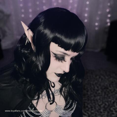 Miss Zoe Deville avatar