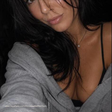 HousewifeAfterDark avatar