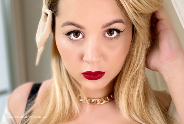 Hotie on stairs🔥🔥🔥 - Holly Garner Official Profile www.Loyalfans