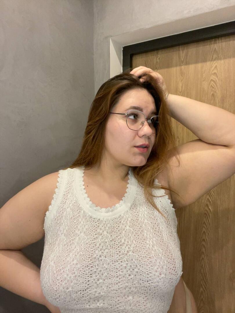 curvyiris-s-official-social-fan-page-loyalfans