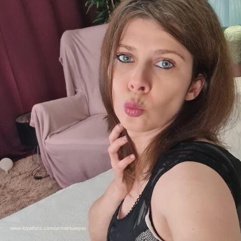 AnneBlueEyes avatar