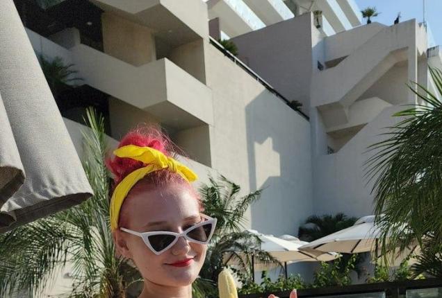 Mistress knows you want to be at my feet, but I also know you want to