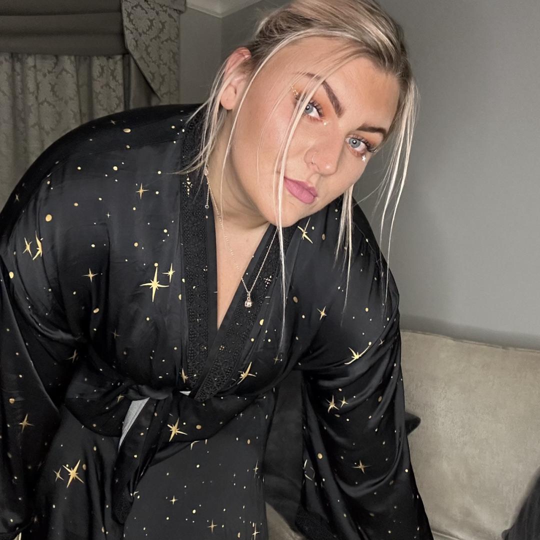 Amazon Sapphire Stone's Official Social Fan Page | LoyalFans