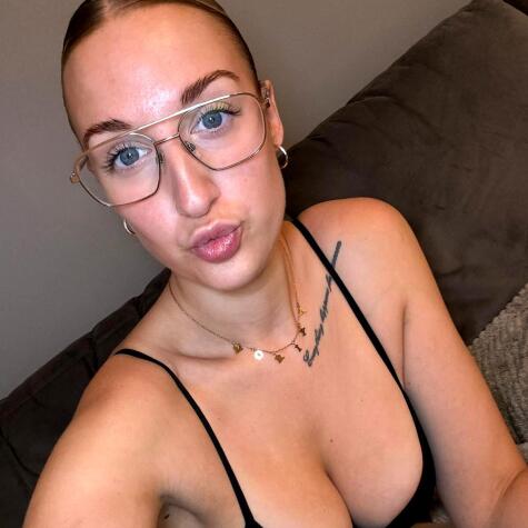 Brunette Ava UK avatar