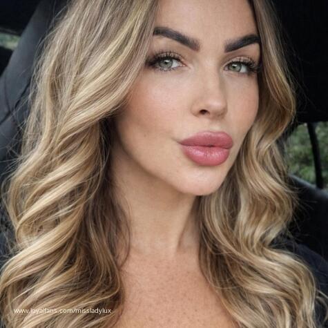 LadyLuxOfficial avatar