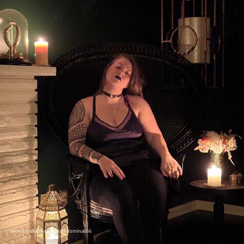 DarkDomina666 avatar