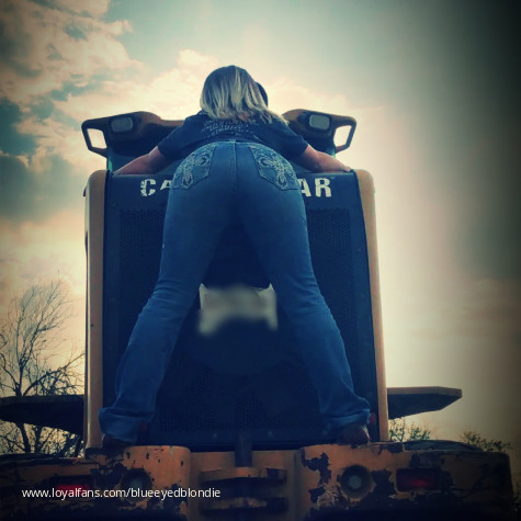 Blue Eyed Blondie avatar