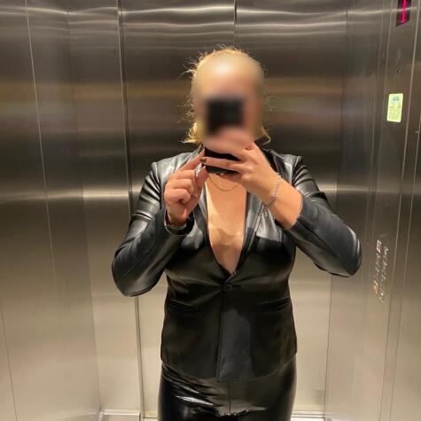 Lady Frederike Findom Femdom avatar