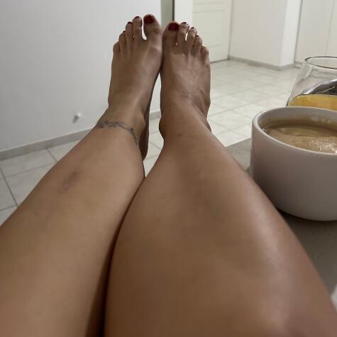 Cute Golden Feet avatar