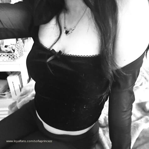 Your little gothic princess  avatar