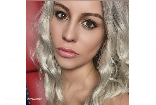 Middle finger porn - Princess Emma FINDOM Official Photos www.Loyalfans