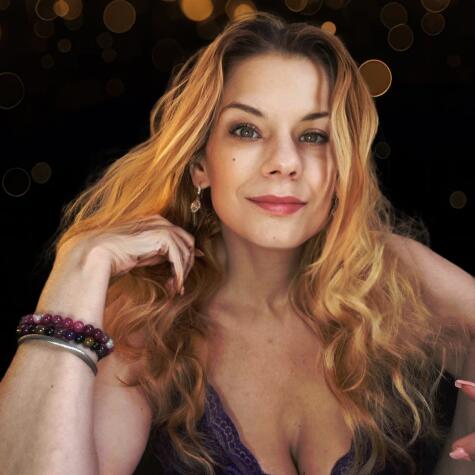 LovelyLauraCom avatar