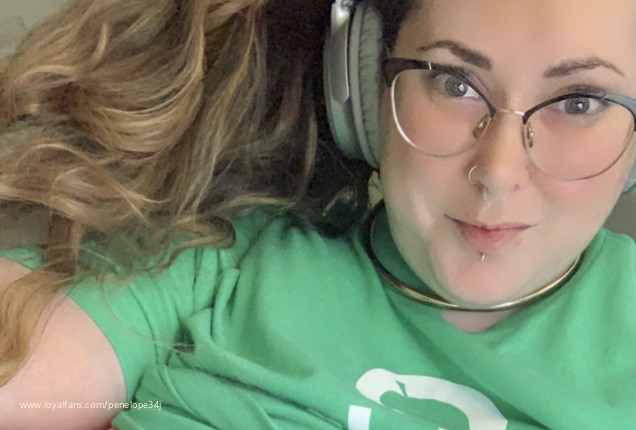 Beautiful Curves and Cleavage - Penelope34J Official Photos | www