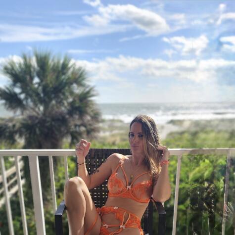 Harlie_Hotwife avatar