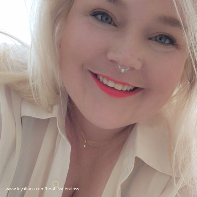 Belle Brooks’s Official Social Fan Page LoyalFans