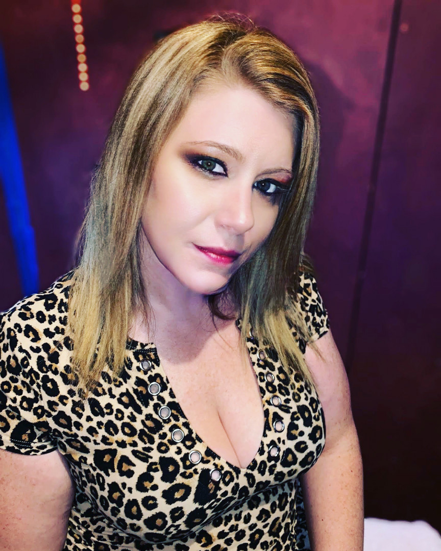 Kim Swallows's videos and clips Official account LoyalFans