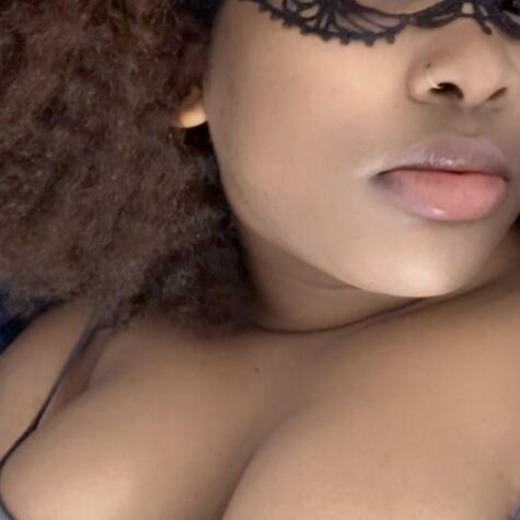 Sexy curvy Ria avatar