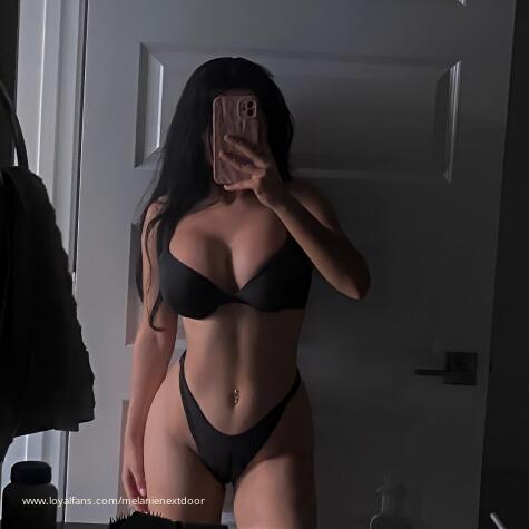 Melanienextdoor avatar