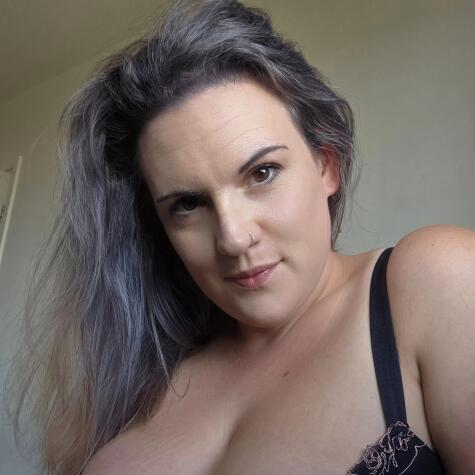 CurvyMaskedBabe avatar