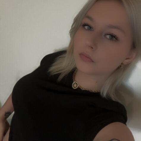 Hotblondie24 avatar