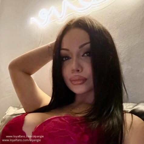 AlyAngie avatar