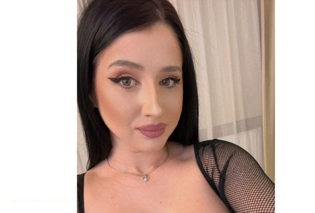 Miss Tease at the office - Julie SensualDomme Official Profile | www