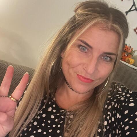 Curvyblueeyes82 avatar