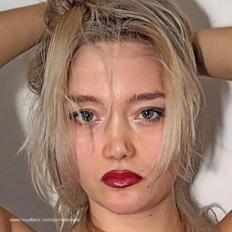 My juicy bare feet + my juicy ass (in shorts) - Layla Findom Official