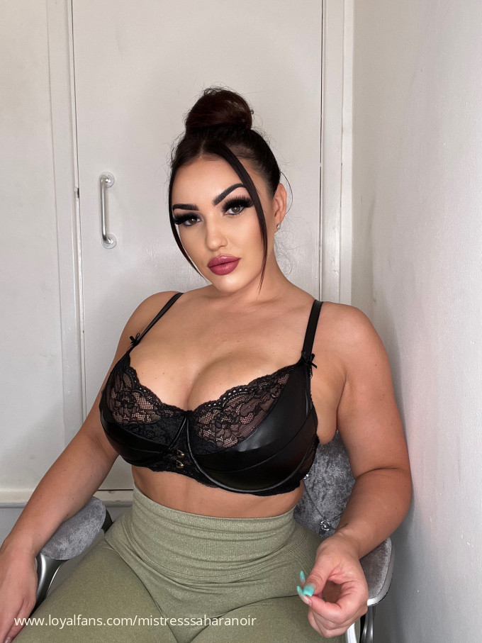 Making you weak in the wallet.🫰🌹 - Mistress Sahara Noir Findom Femdom