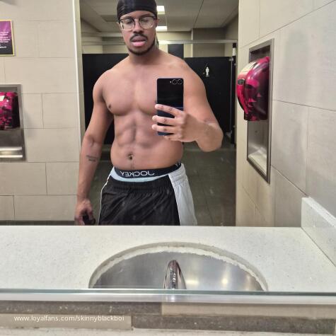 SkinnyBlackBoi avatar