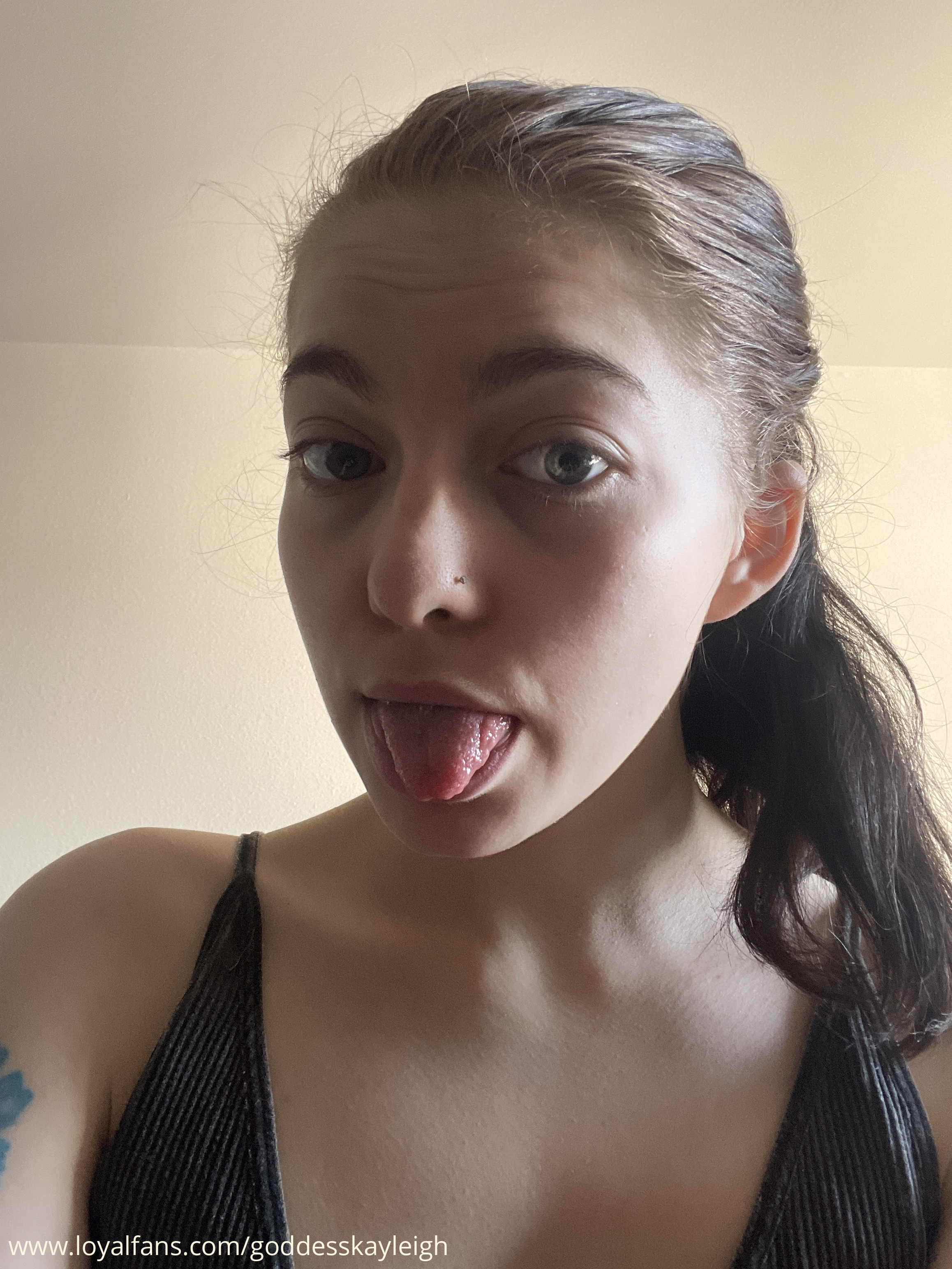 Rose477 Onlyfans: Is Your Favorite Creator Breaking The Law? - q3vpgg0